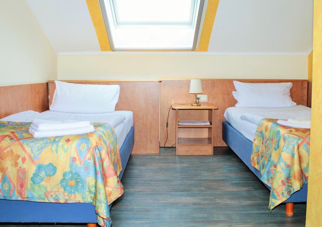 Garni Zum Adler Otel Gensingen Oda fotoğraf