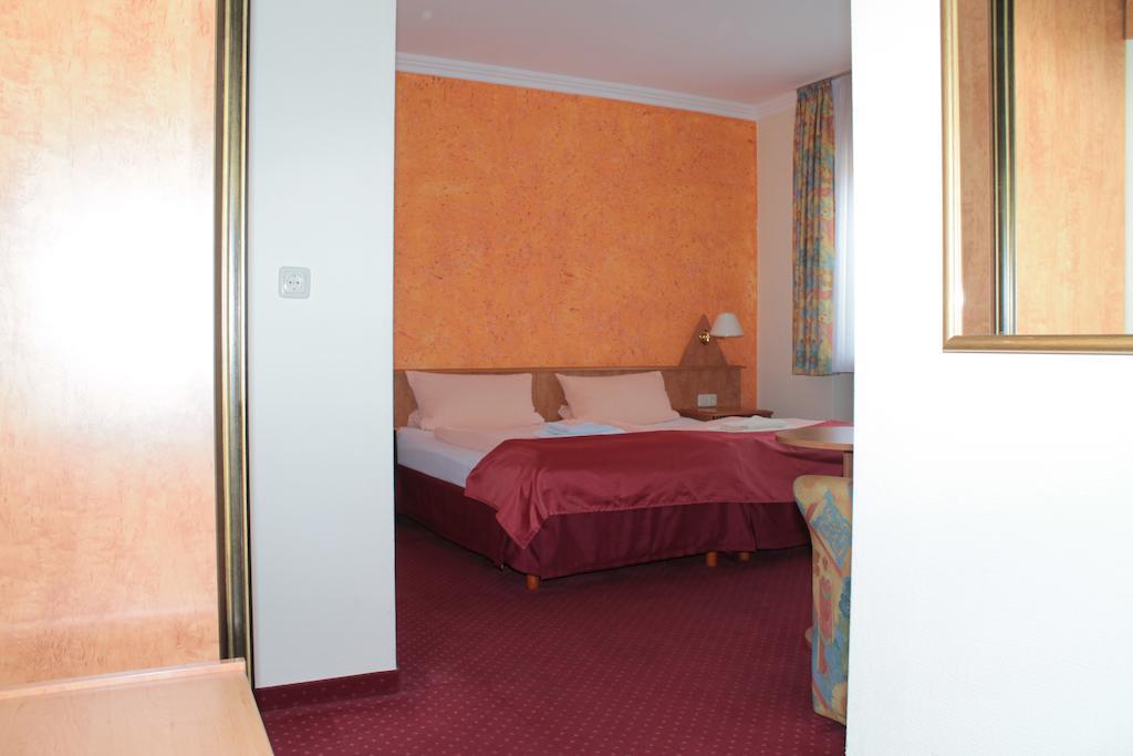 Garni Zum Adler Otel Gensingen Oda fotoğraf